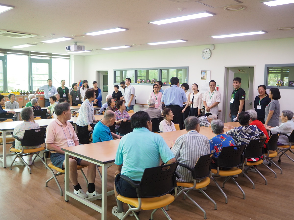 江北老人福祉中心的工作人员和老人对来自中国的客人都十分友善和热情